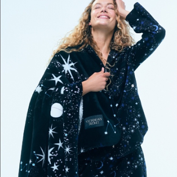 🌟VS Cozy Sherpa Blanket - Picture 7 of 8